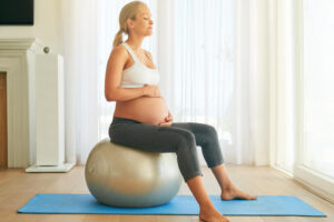 Les bienfaits du Swiss Ball : grossesse, posture et concentration