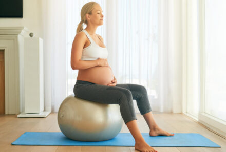 Les bienfaits du Swiss Ball : grossesse, posture et concentration